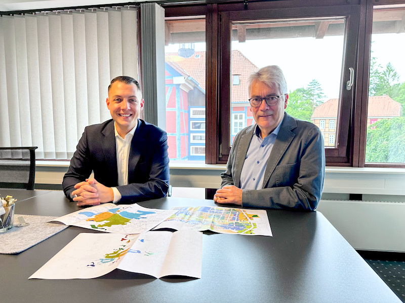 Geschäftsführer Daniel Töpfer und Bürgermeister Olaf Klang freuen sich über den eigenwirtschaftlichen Glasfaserausbau in Soltau. (Foto: Stadtwerke Soltau)