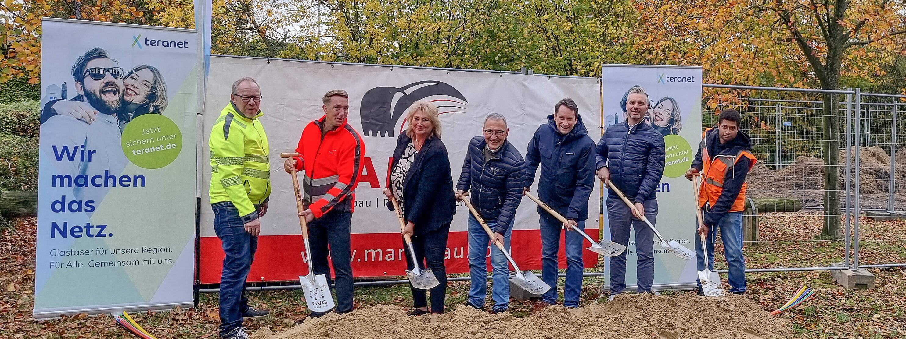 (v.l.:) Hajo Allmang (Gesamtprojektleiter Landkreis Osnabrück, GVG Glasfaser), Jens Howiller (Projektleiter MAM Bau), Claudia Pelzl (Regionalleitung Marketing & Öffentlichkeitsarbeit NDS, GVG Glasfaser), Thomas Hartsch (Bürgermeister Nortrup), Michael Bürgel Bürgermeister Samtgemeinde Artland), Mario Aquino Gebietsleiter NDS, GVG Glasfaser), Kevin Strothmann (Bauüberwacher, MAM Bau). (Foto: GVG Glasfaser)