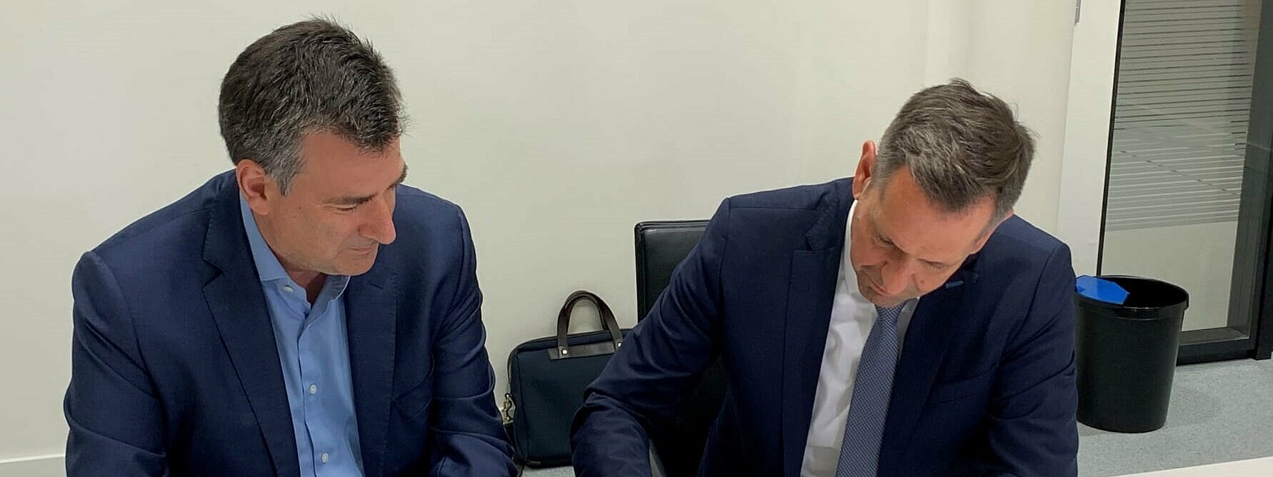 (v.l.): Andreas Pfisterer, CEO der Deutsche Glasfaser Unternehmensgruppe, und Minister Olaf Lies unterzeichnen den (Foto: Deutsche Glasfaser GmbH)