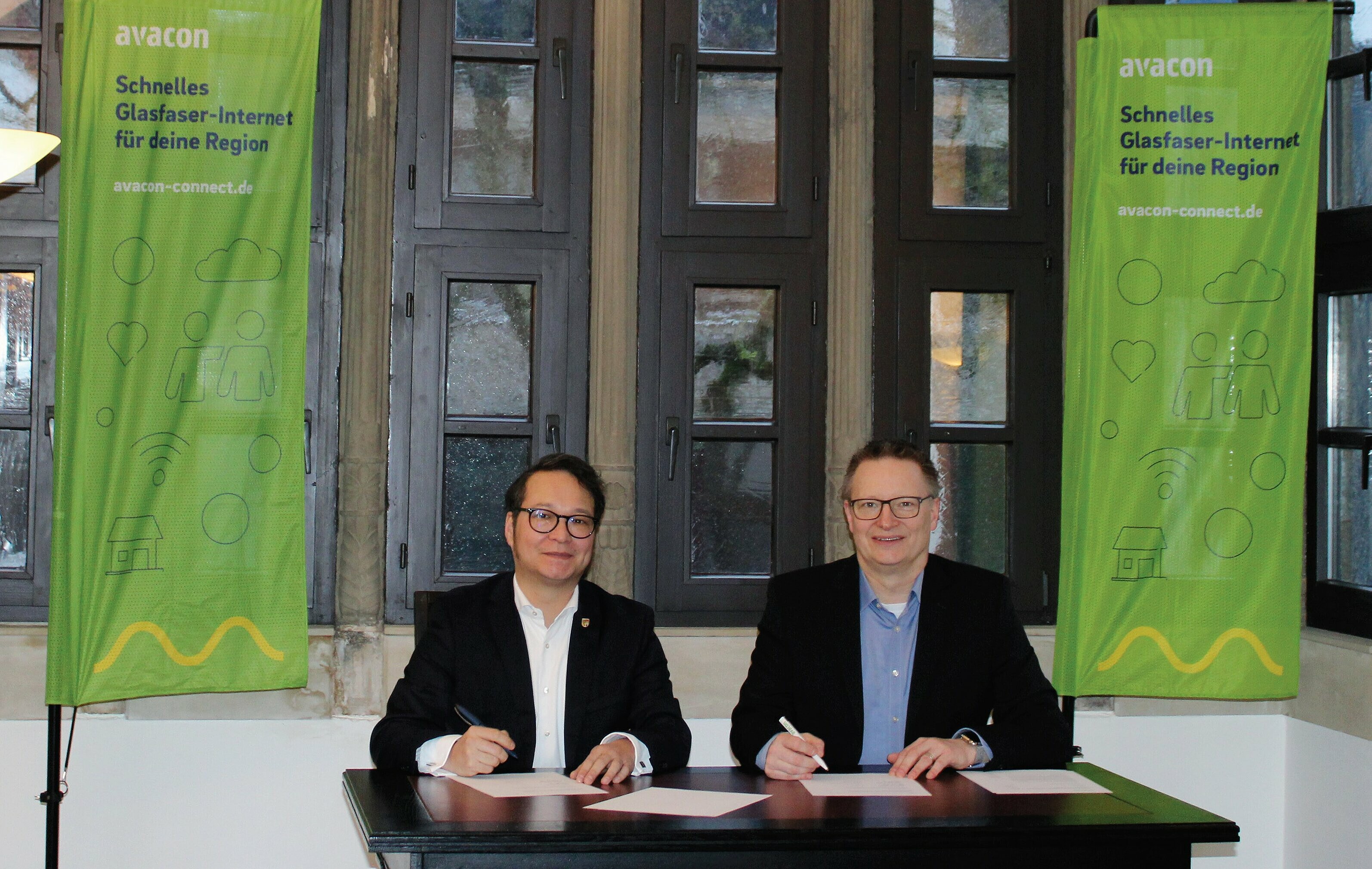 (v.l.): Jan Wendorf, Bürgermeister der Stadt Nienburg, und Detlef Gieselmann, Geschäftsführer der Avacon Connect bei der Unterzeichnung der Kooperationsvereinbarung. (Foto: Avacon AG)