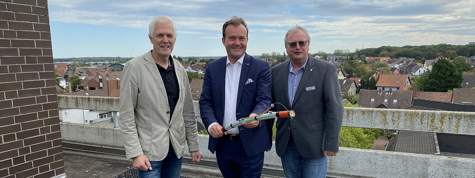 (v.l.): Godehard Kraft, Leiter Fachdienst Stadtentwicklung und Straßen, Grünflächen und Klimaschutz, Thomas Heitmann, Geschäftsführer htp, und Olaf Kruse, Bürgermeister von Sehnde. (Foto: htp GmbH)