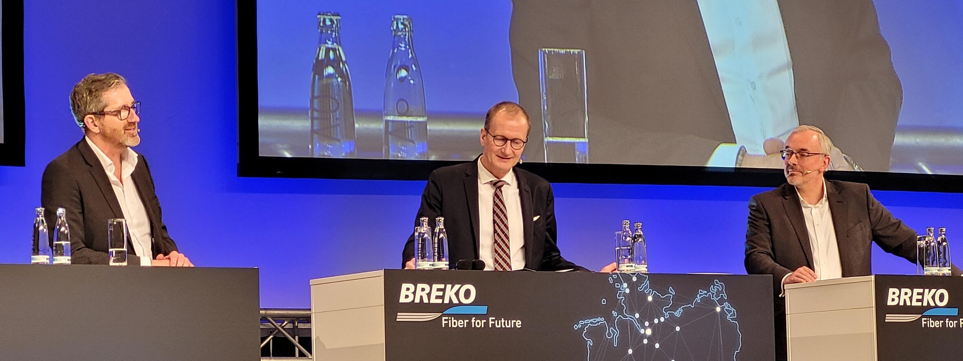 (v.l.:) Prof. Dr. Jens Böcker, Hochschule Bonn-Rhein-Sieg, Norbert Westfal, BREKO-Präsident und Sprecher der Geschäftsführung EWE TEL, sowie Dr. Stephan Albers, BREKO-Geschäftsführer, bei der Eröffnung der BREKO Jahrestagung in Berlin.  (Foto: BZNB)