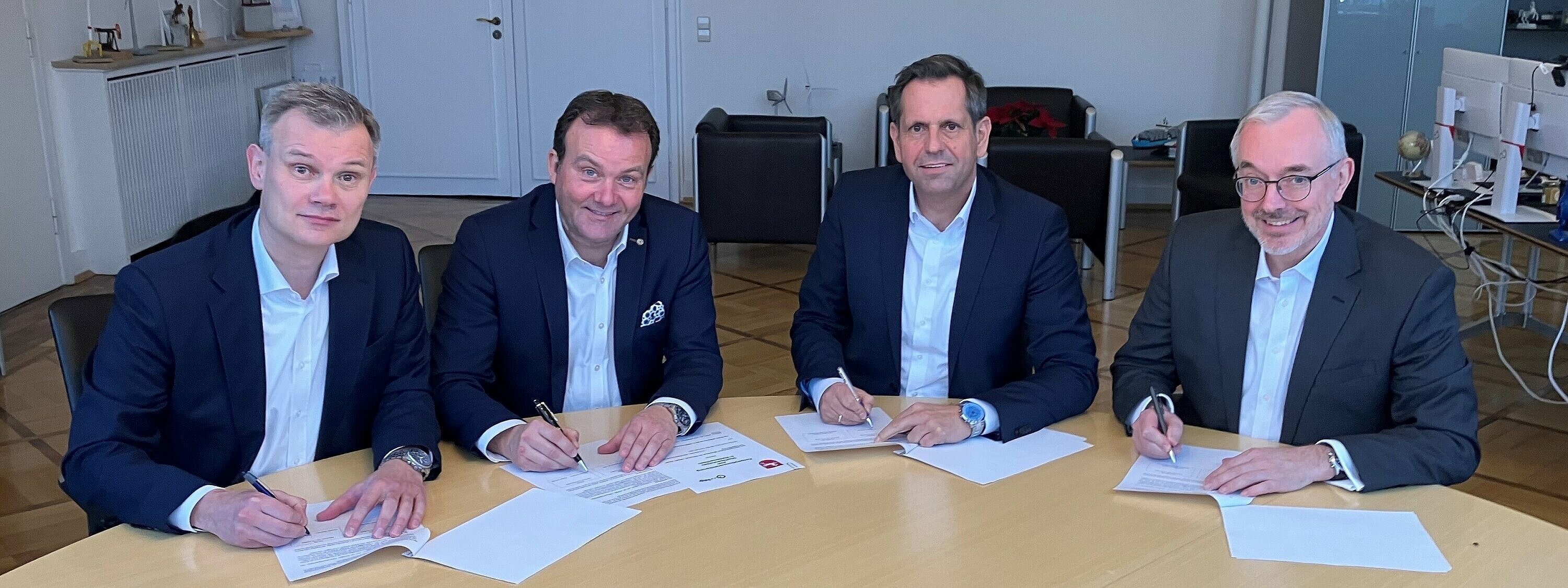 (v.l.:) Karsten Schmidt (Geschäftsführer htp Gmbh), Thomas Heitmann (Geschäftsführer htp GmbH), Wirtschafts- und Digitalminister Olaf Lies sowie Norbert Westfal (Sprecher der Geschäftsführung EWE Tel GmbH).