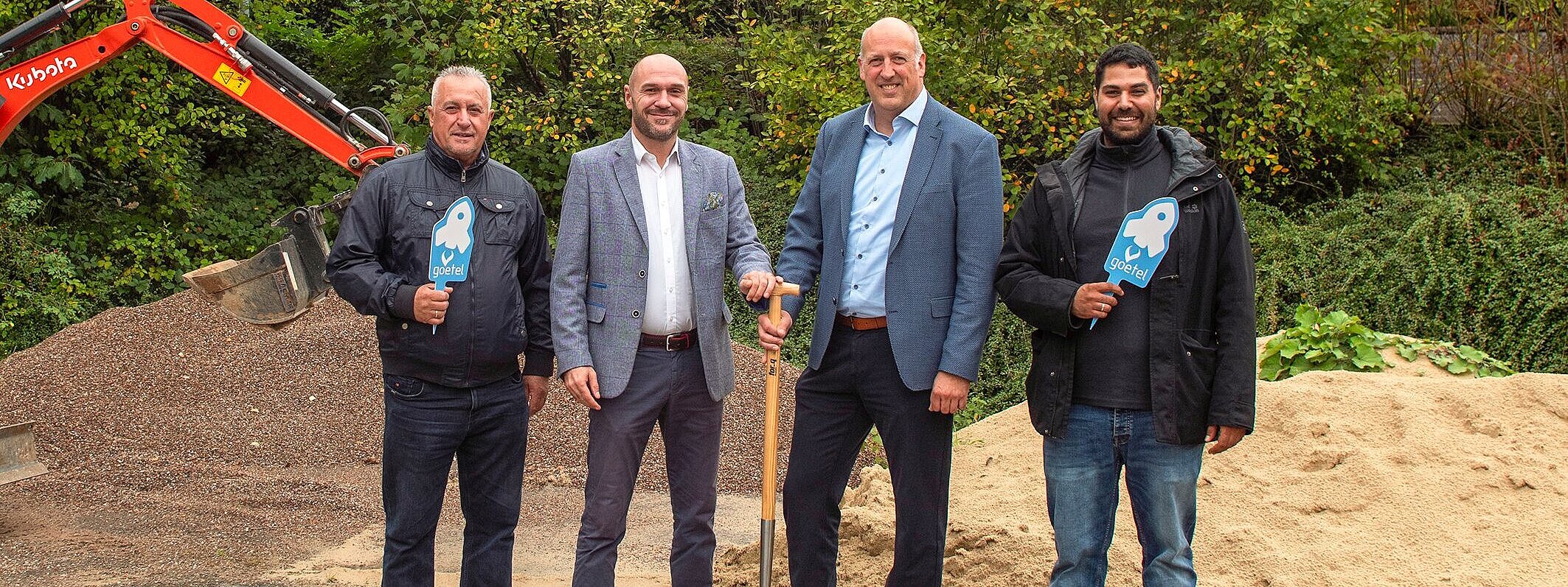 (v.l.): Mitarbeiter JU Bau Mentor Godeni, Regionalleiter Kommunalvertrieb Goetel Elmar Drefs, Bürgermeister Thomas Junker von der Samtgemeinde Bevern und Bauleiter Goetel Houssem Reslan. (Foto: Goetel GmbH)