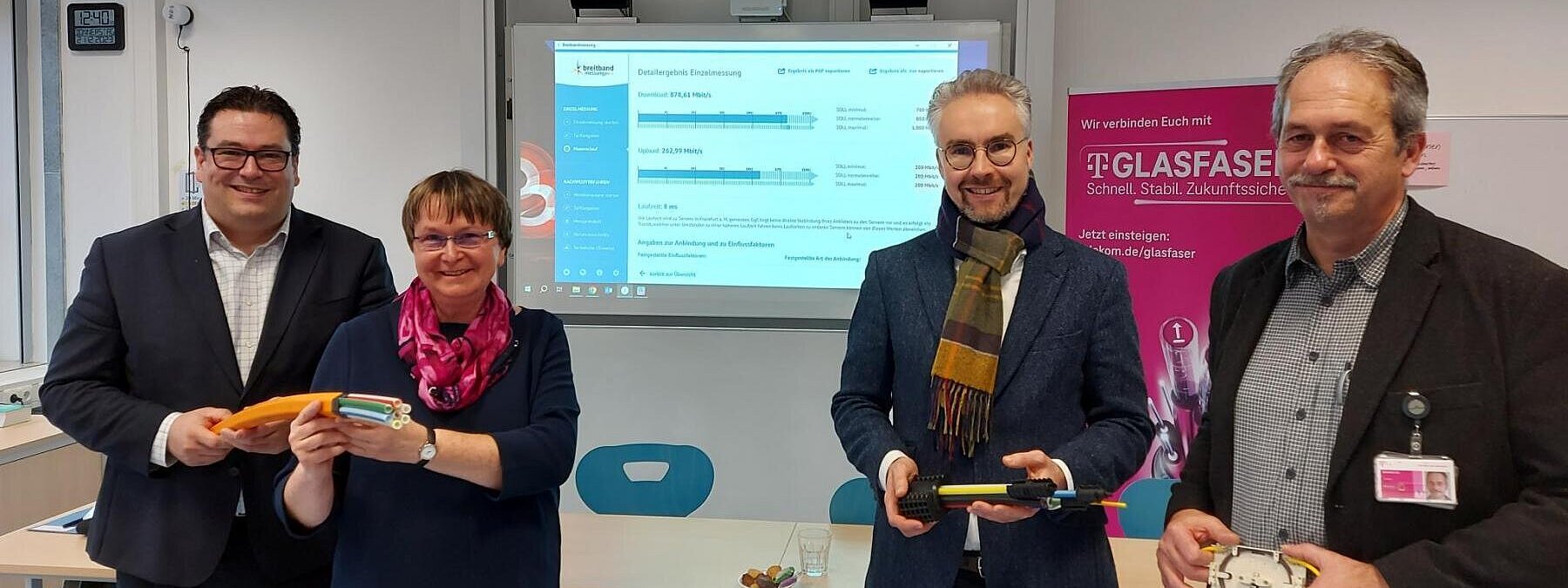 (v.l.:)  Tobias Heilmann, Landrat des Landkreises Gifhorn, Susanne Pilarski, Leiterin des Otto-Hahn-Gymnasiums Gifhorn, Dr. Thomas Walter, Erster Kreisrat, und Dirk Lübkemann, Deutsche Telekom Technik GmbH.