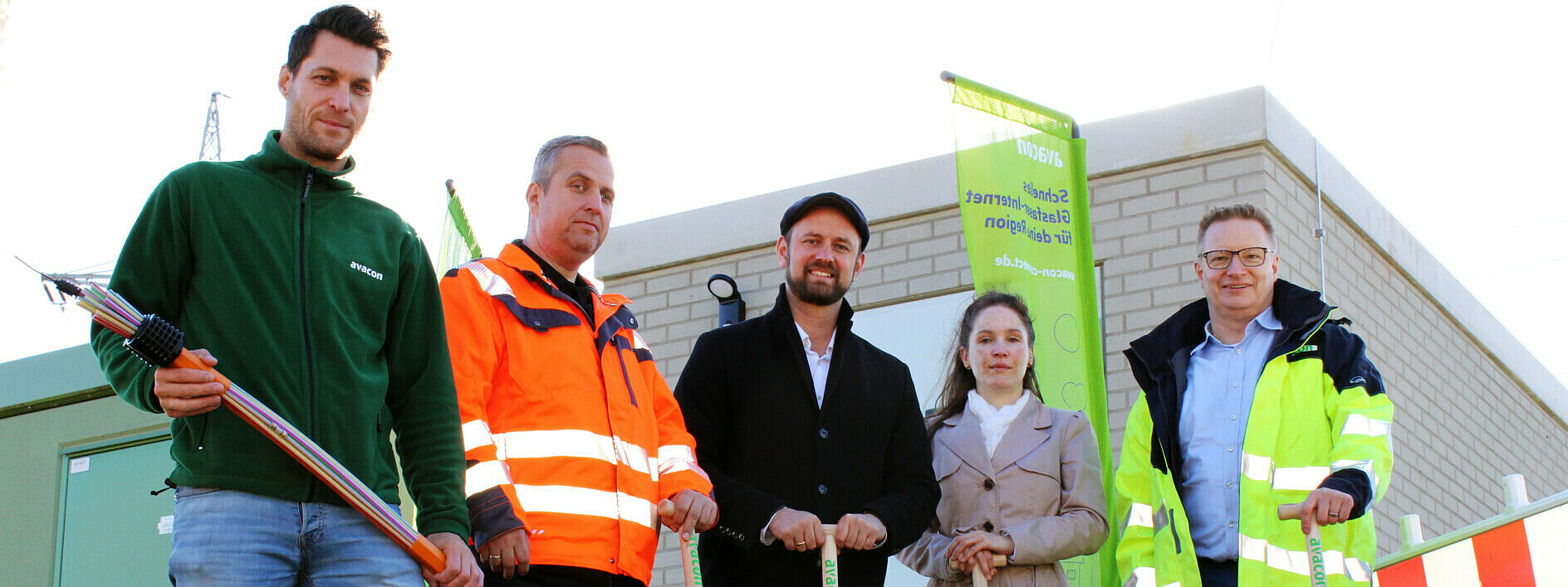 (v.l.): Jannis Iwan, Projektleiter Avacon Connect, Nico Böhme, Bauleiter Stemmler, Malte Schneider, Bürgermeister Stadt Schöningen, Pandora Lux, Vertriebssteuerung Avacon Connect, Detlef Gieselmann, Geschäftsführer Avacon Connect. (Foto: Avacon Connect GmbH)