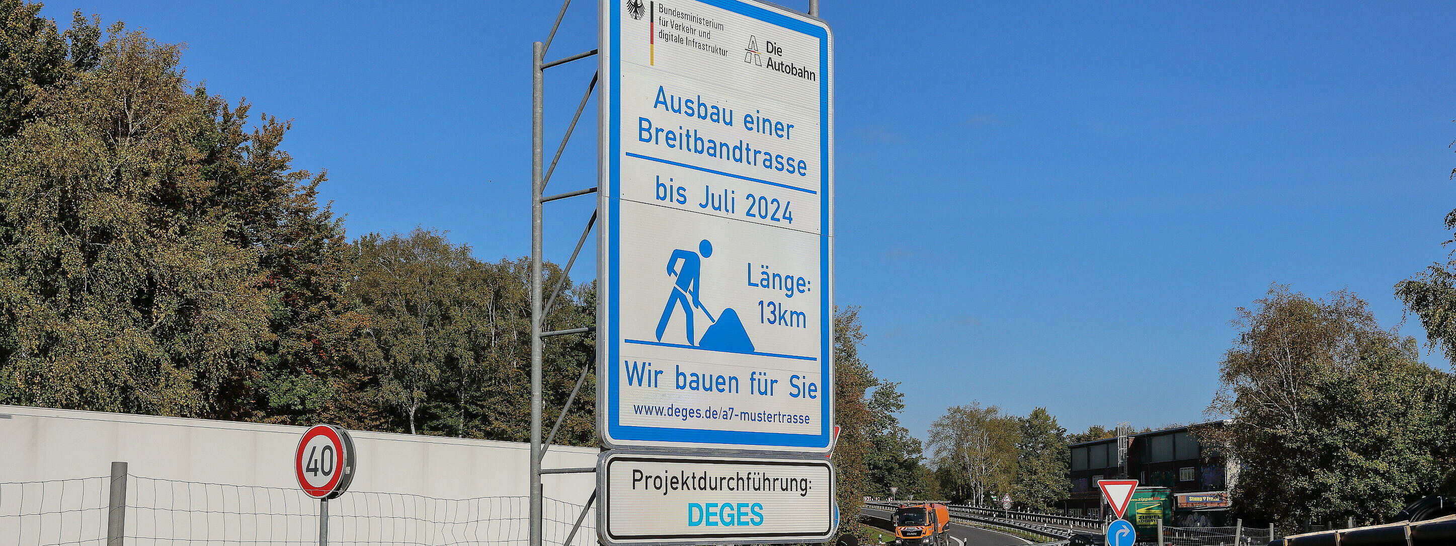 Zukunftsprojekt: Entlang der A 7 von der Anschlussstelle Heimfeld über die A 39 zum Maschener Kreuz wird eine Breitband-Mustertrasse gebaut. (Foto: DEGES/René Legrand) 