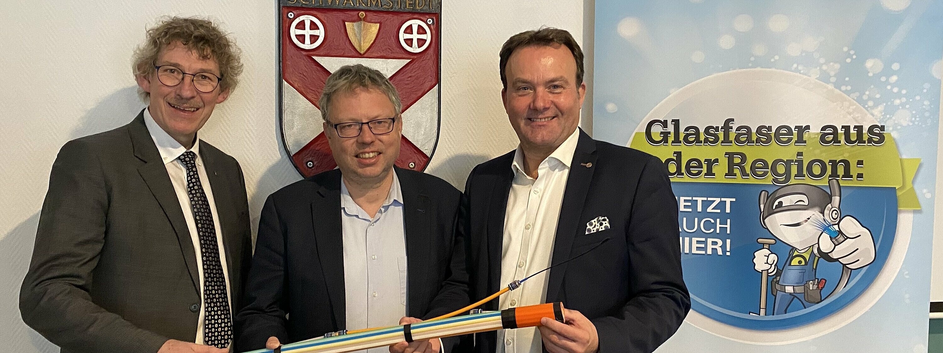 (v.l.:) Frank Doods, Staatssekretär im niedersächsischen Ministerium für Wirtschaft, Verkehr, Bauen und Digitalisierung, Björn Gehrs, Bürgermeister Samtgemeinde Schwarmstedt, und Thomas Heitmann, Geschäftsführer htp.