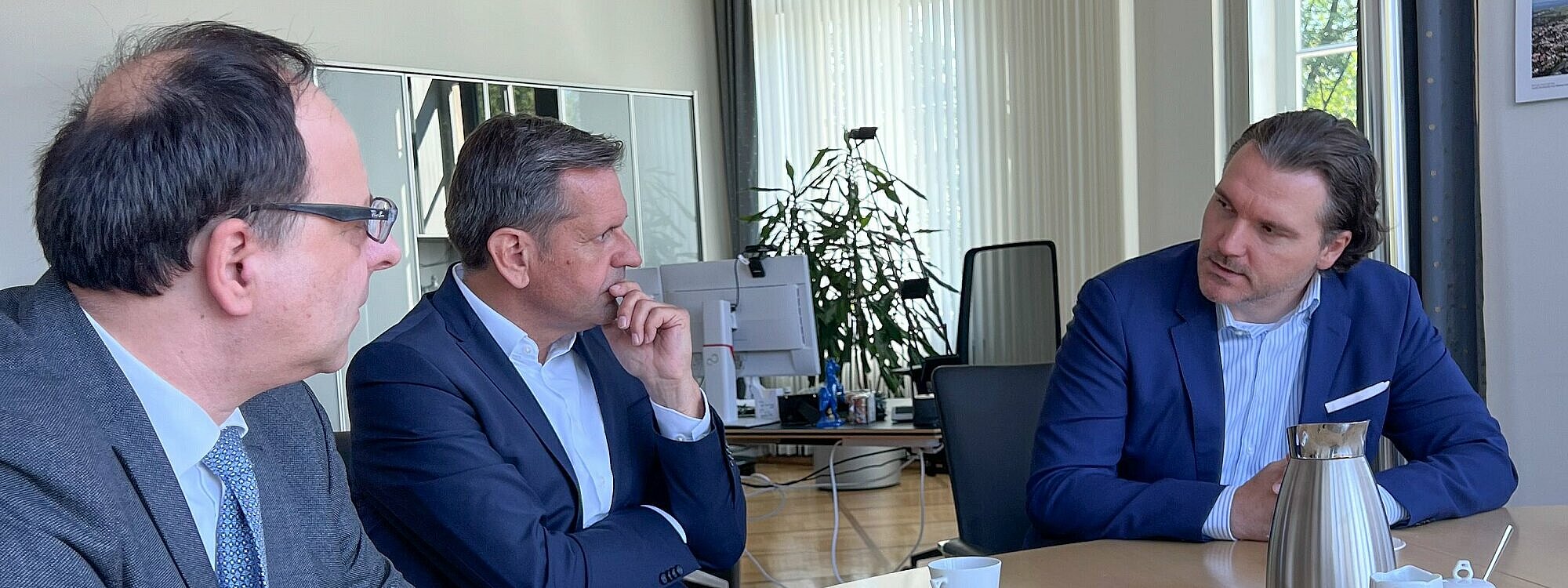 (v.l.): Goetel-Geschäftsführer Jens Schilling, Wirtschafts- und Digitalminister Olaf Lies und Goetel-Geschäftsführer Daniel Kleinbauer. (Foto: Goetel GmbH)