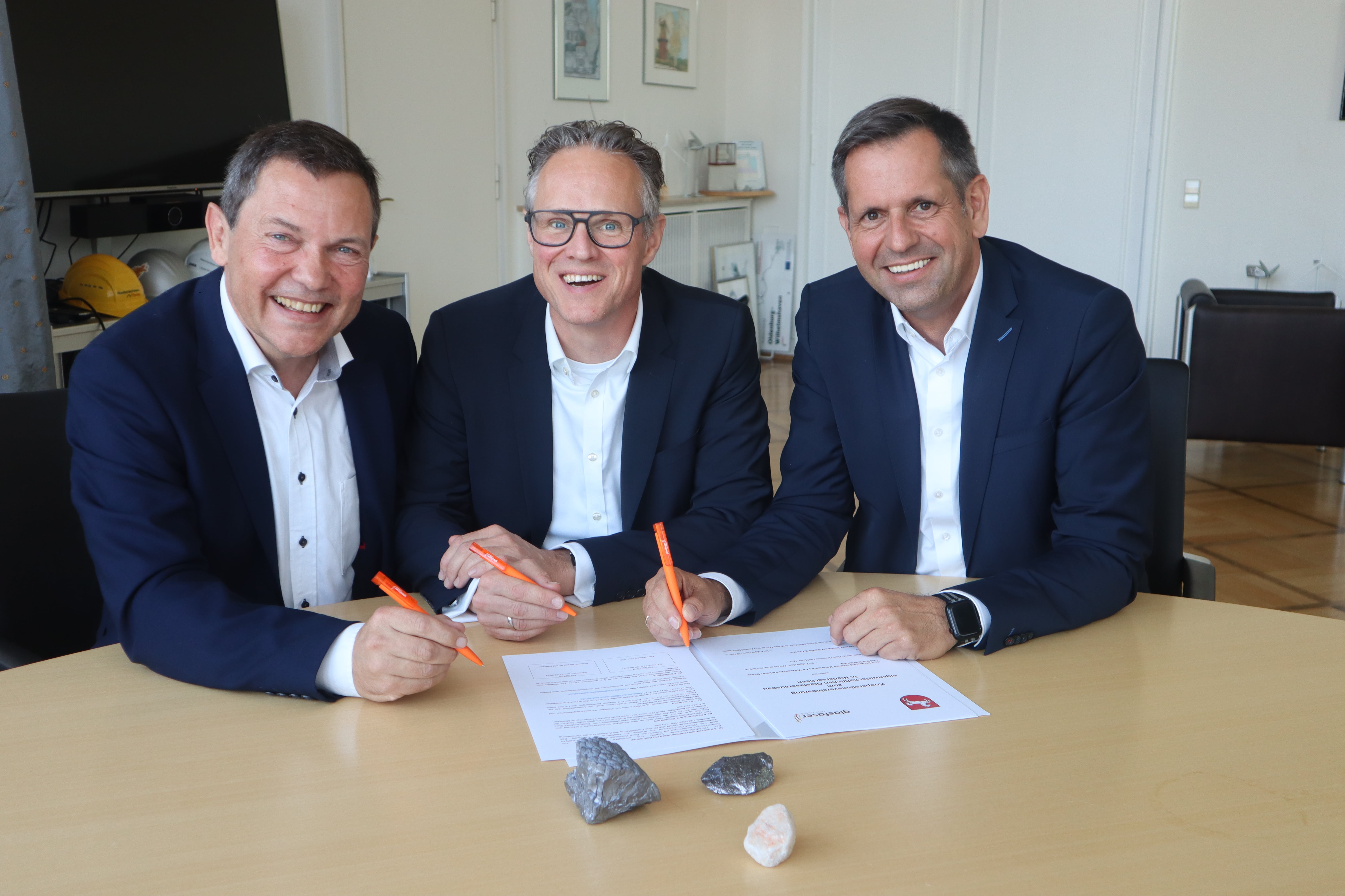 (v.l.): Arnold Diekmann und Andreas Mayer, Geschäftsführer Glasfaser Nordwest, unterschreiben mit Niedersachsens Wirtschaftsminister Olaf Lies eine Kooperationsvereinbarung, um den eigenwirtschaftlichen Glasfaserausbau voranzutreiben. (Foto: Glasfaser Nordwest)